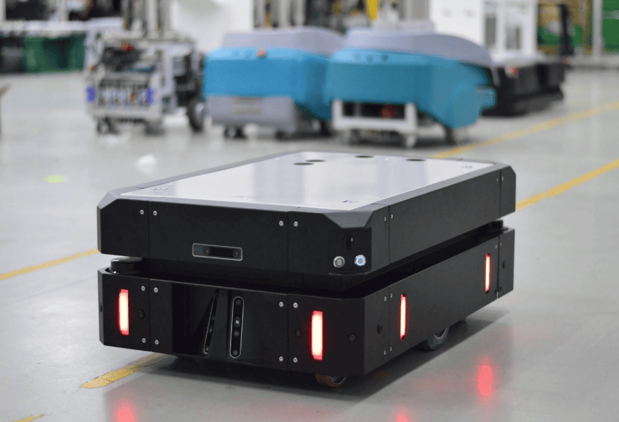 停止精度±10～15mmと左右+100mmスペースでの走行性能を両立したAMRの機体